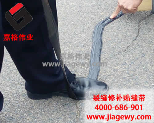 一位年輕的面層貼縫帶粘貼高手的道路養(yǎng)護(hù)成長過程