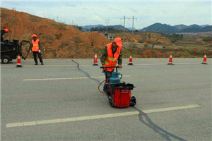 水泥混凝土道路路面的伸縮縫需要灌縫什么樣的瀝青材料呢？