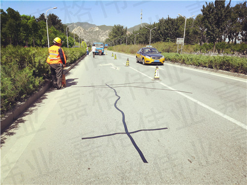 嘉格公路貼縫帶讓道路養(yǎng)護(hù)不再苦、臟、累