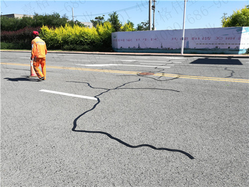 您還在抱怨嘉格瀝青路面貼縫帶價(jià)格高嗎？河南申總這么說(shuō)