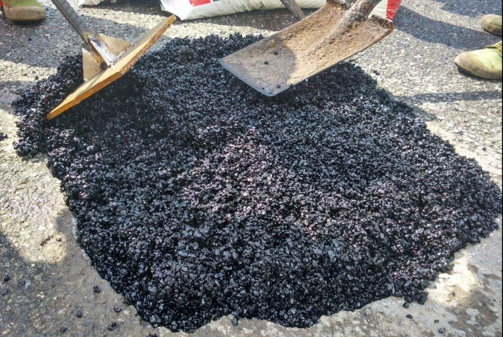 瀝青冷補(bǔ)料施工便捷，道路養(yǎng)護(hù)好幫手